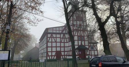 Nowe obostrzenia. Kto pierwszy, ten lepszy. Nie każdy wchodzi do kościoła