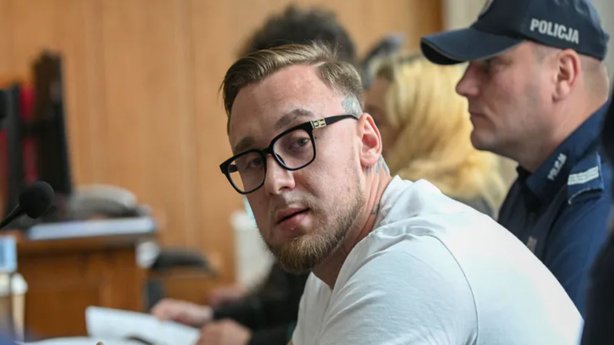 Łukasz Żak podczas rozprawy na sali sądowej.