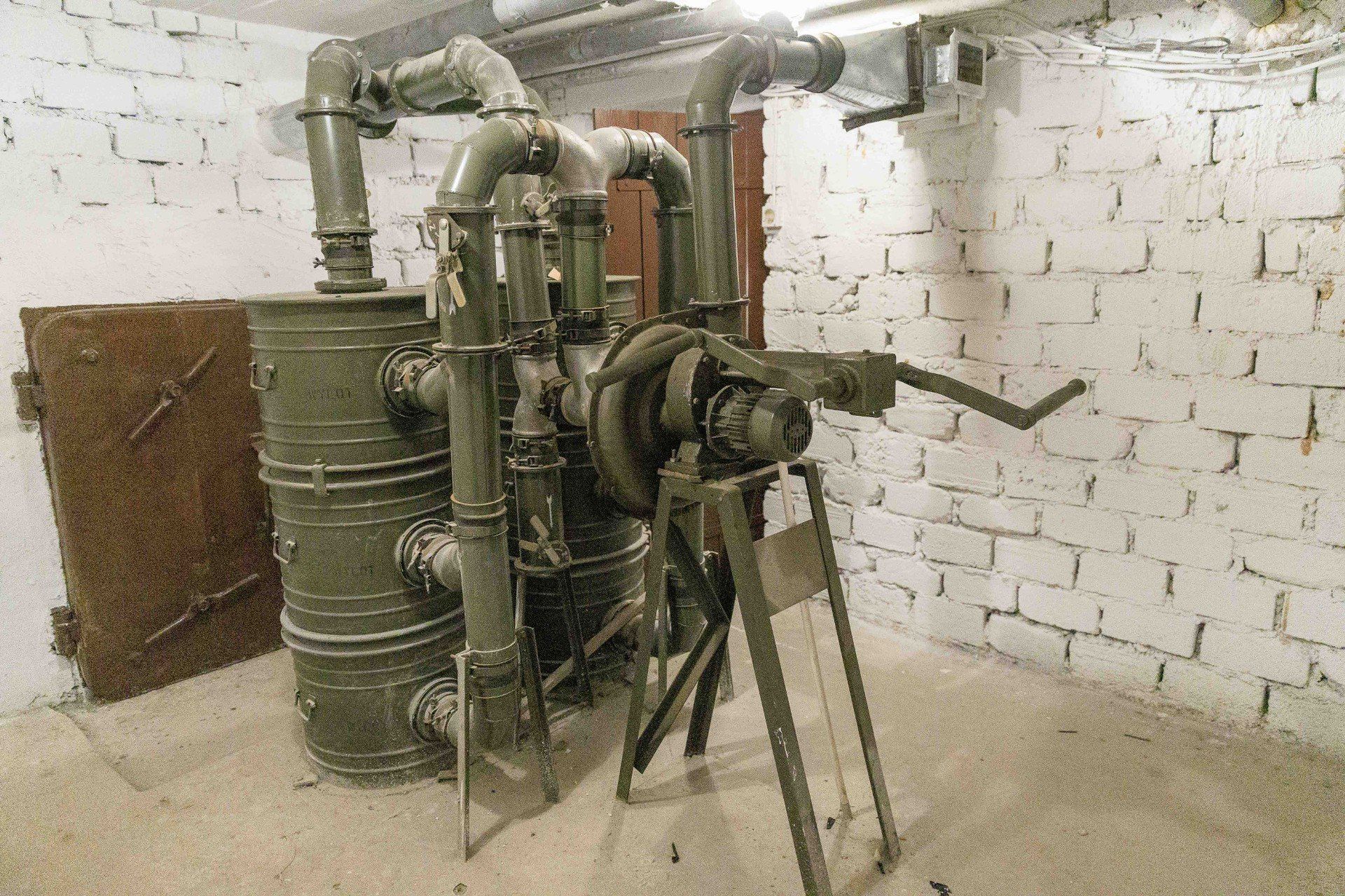 Urządzenie do wentylacji w schronie przy Alei Piłsudskiego 15