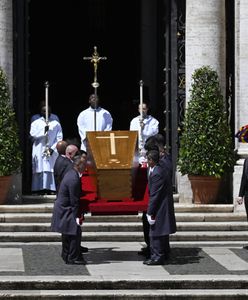 Bez kamer. Papież spoczął w skromnym grobie [RELACJA NA ŻYWO]