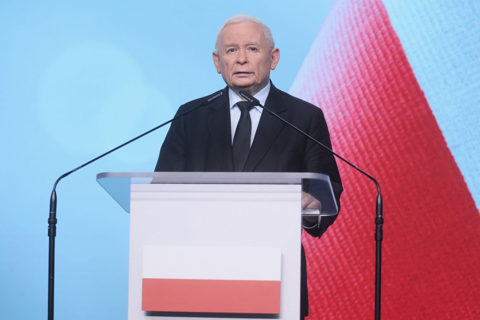 Finansowy kryzys PiS: przychody spadły o 61% – co dalej?