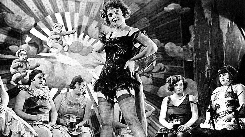 Marlene Dietrich w filmie "Błękitny anioł" (1930)