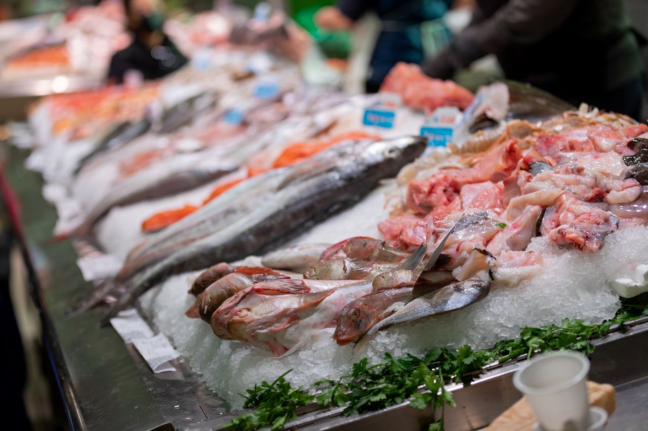 Nowy wirus w Chinach atakuje wzrok. Zakażenia po kontakcie z owocami morza