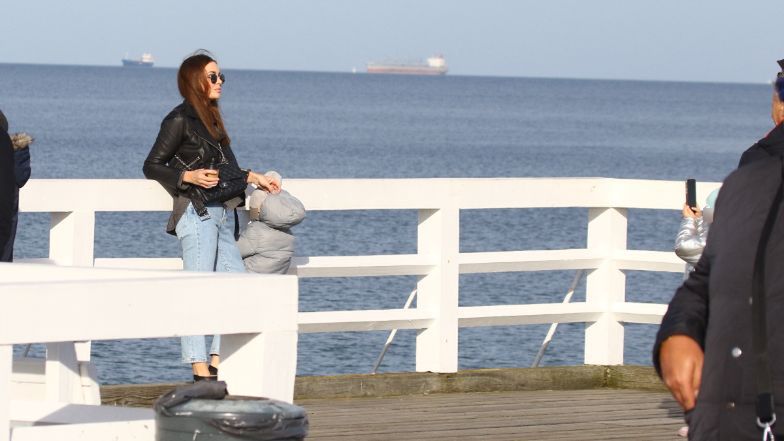 Anna Wendzikowska z córkami nad morzem