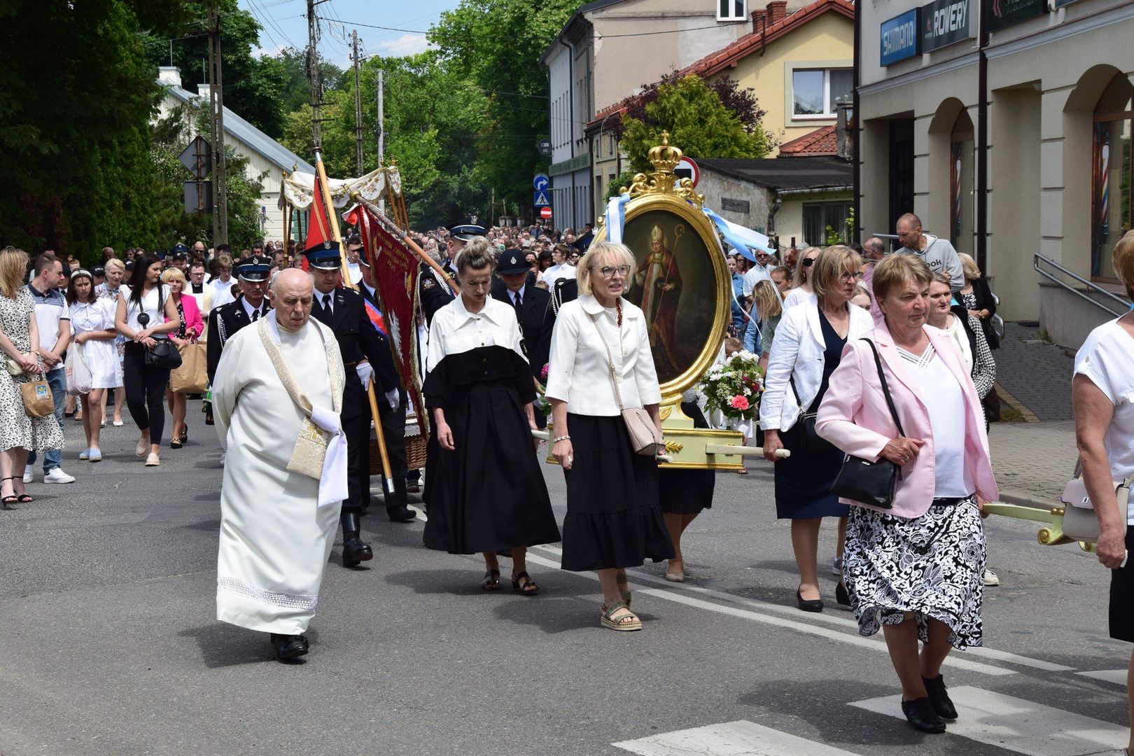 Boże Ciało 2025 w Skierniewicach. Procesja z kościoła św. Jakuba i wspólna modlitwa skierniewiczan ze wszystkich parafii przy czwartym ołtarzu w Rynku