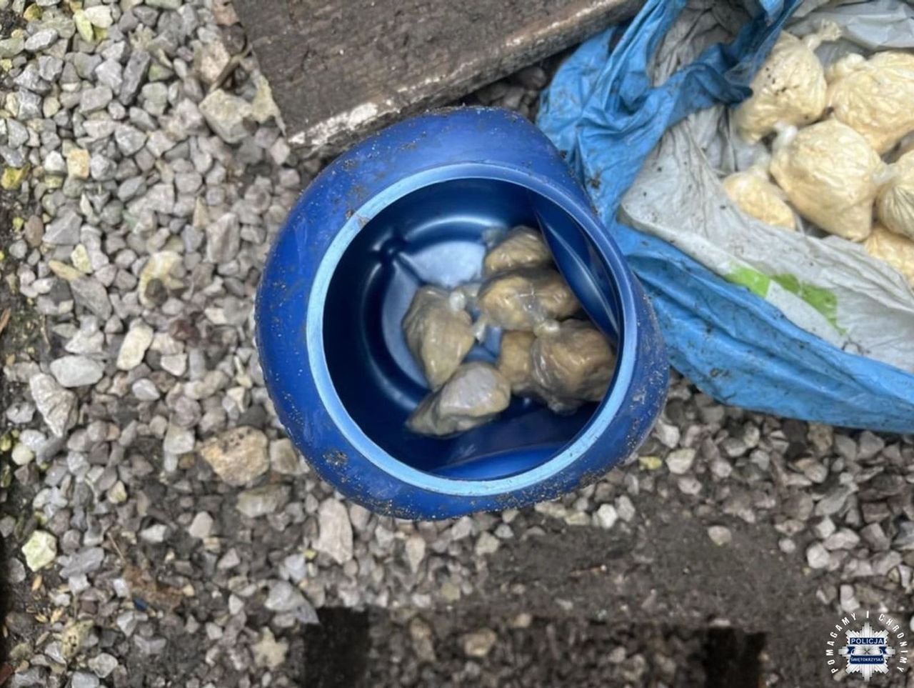 Prawie 2 kg amfetaminy zakopane na posesji. Zatrzymano kobietę