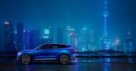 Jaguar F-Pace zaprezentowany przed premierą na filmie
