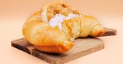 Croissant z serkiem wiejskim, bananem i masłem orzechowym