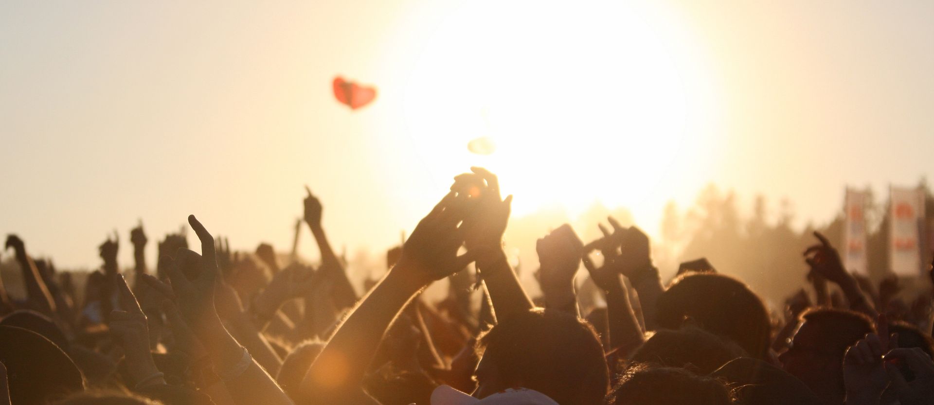 open air, silhouette, festival, himmel, musik, feiern, weekend, sonne, party, sundown, abbildung, freude, freunde, orange, panorama, landschaft, live, abend, cloud, freetime, sound, abenddämmerung, abstrakt, sonnenuntergang, beats, band, summer, konzert, concert, celebration, menschen, fans, gold, gegenlicht, entertainment, unterhaltung, wochenende, singen, tanzen, people, klatschen, gruppe, mitmenschen, backlit, lens, lens flair, ray, light