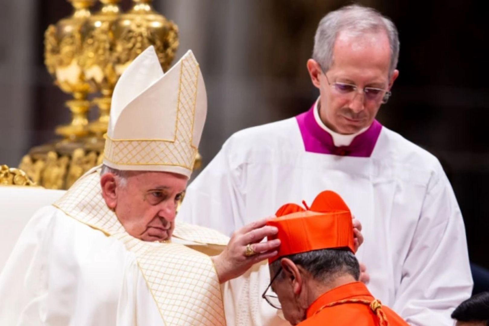 Wygląd Papieża Franciszka przykuł wzrok wiernych. Od razu to zauważyli