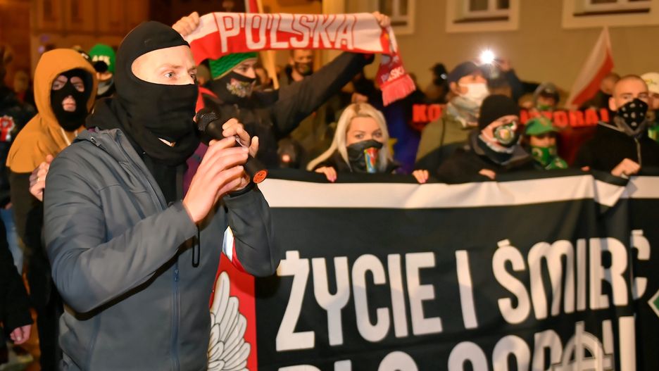 Marsz Niepodległości. Jacek Międlar wezwał do obrony kościołów przed "tęczową zarazą". Kilka osób zatrzymanych