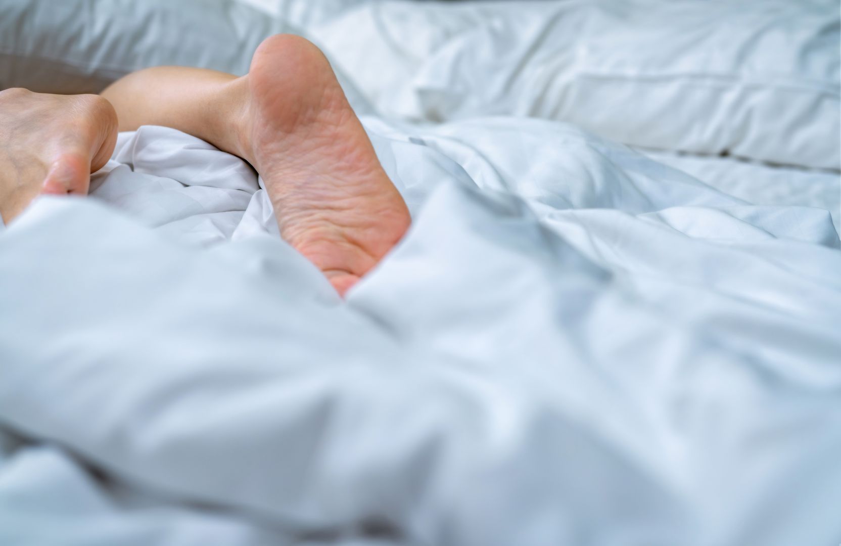 Wyciągasz stopę spod kołdry w trakcie snu? Miej tego świadomość