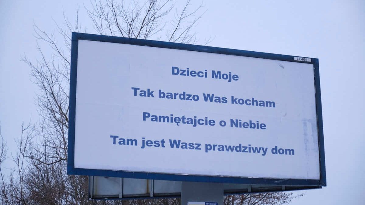 Billboard z hasłem „Dzieci moje, tak bardzo Was kocham. Pamiętajcie o niebie, tam jest Wasz prawdziwy dom”