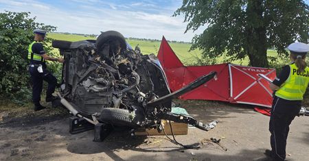 Tragedia na drodze w Dąbiu Kujawskim. Matka i 13-letnia córka zginęły po uderzeniu w drzewo