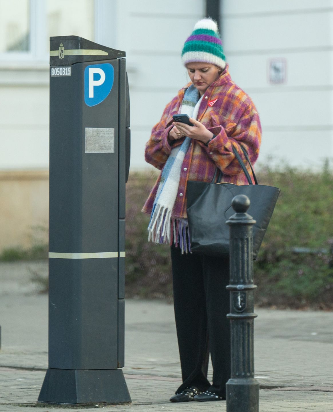 Naturalna Zofia Zborowska załatwia sprawunki na mieście 