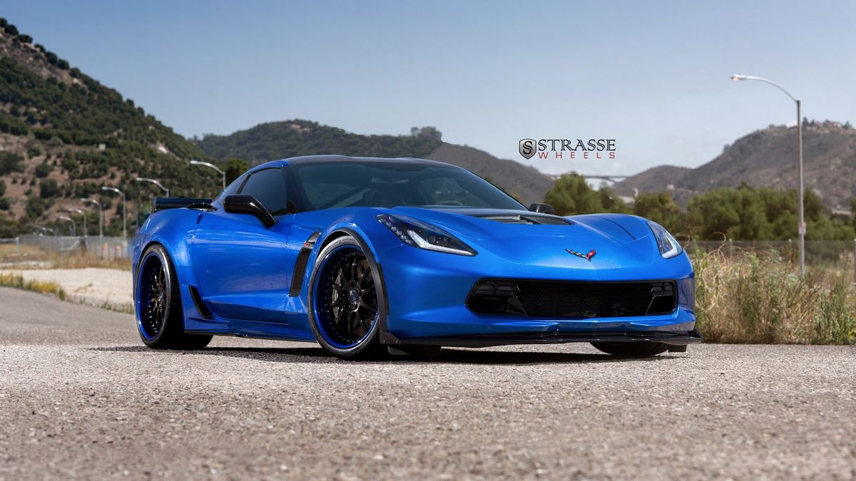 Pod maską pracuje 650-konne V8. Moc generowana jest z 6,2 l pojemności skokowej.