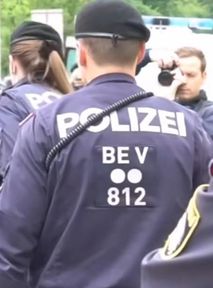 Przypięci do płotu protestowali przed urzędem. Policja wywlekała ich siłą