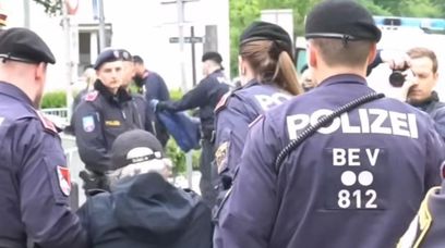 Przypięci do płotu protestowali przed urzędem. Policja wywlekała ich siłą