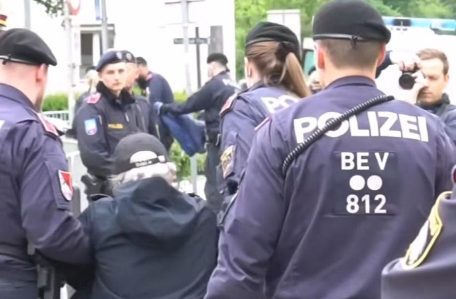 Przypięci do płotu protestowali przed urzędem. Policja wywlekała ich siłą