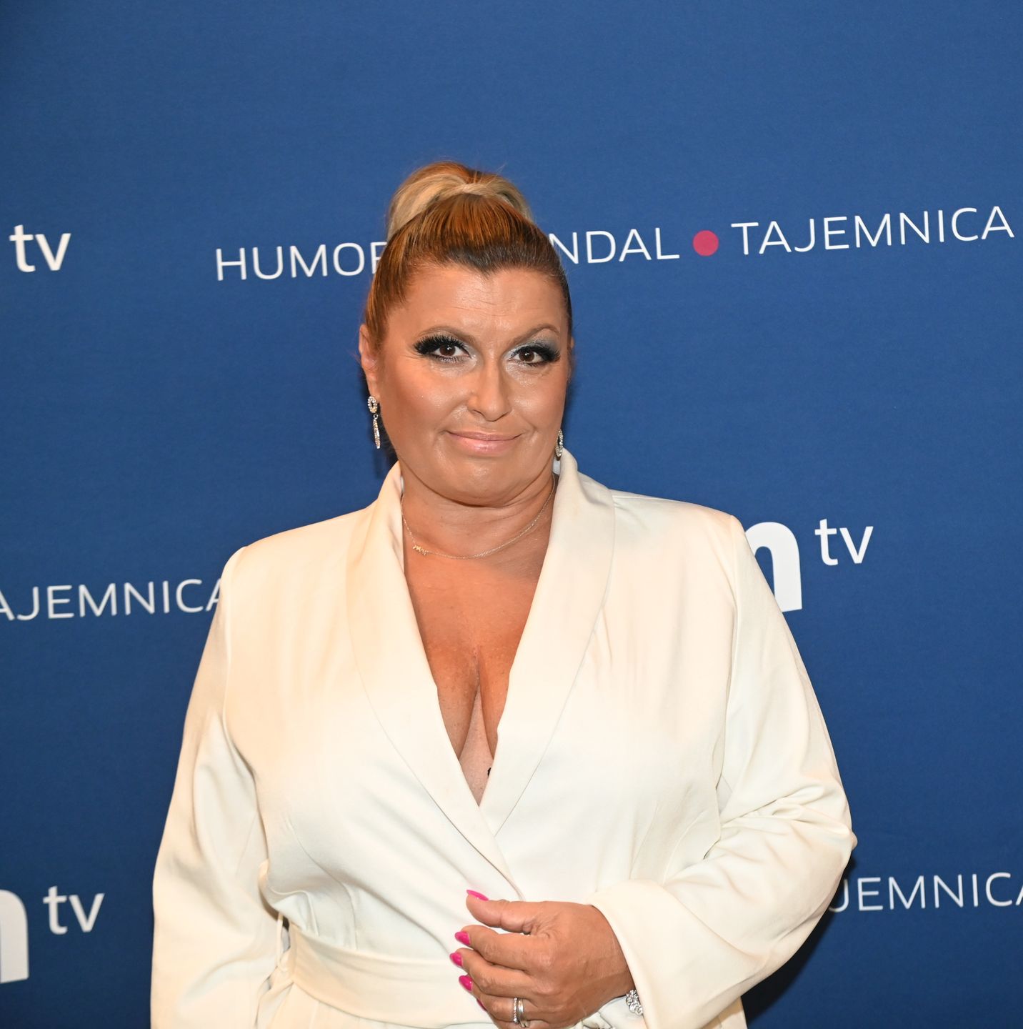 Katarzyna Skrzynecka w białym garniturze