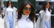 Zjawiskowa Priyanka Chopra opływa w błękitach w drodze na premierę w sieciówce