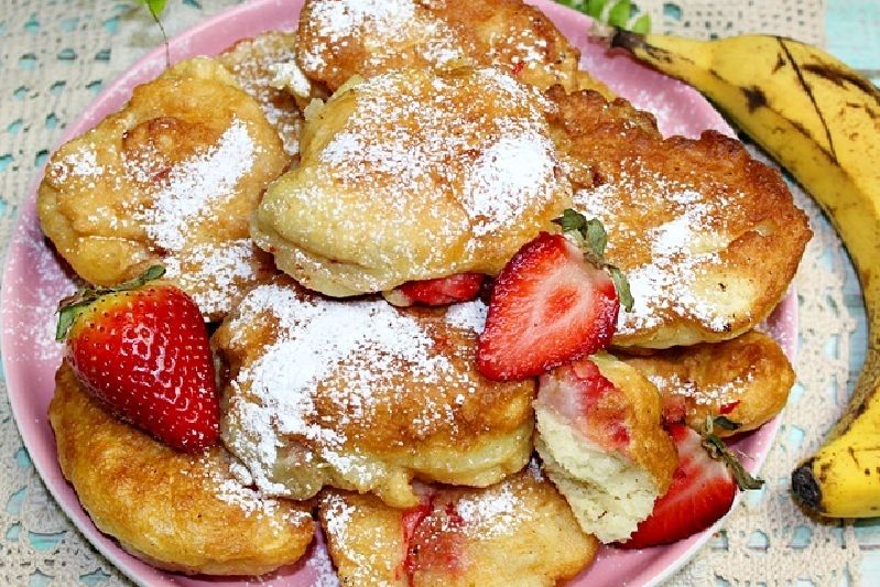 Puszyste racuchy drożdżowe z bananem i truskawkami