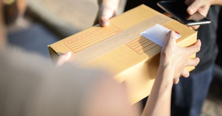 Zakazane przesyłki wylatywały z Polski. Szajka zarabiała miliony
