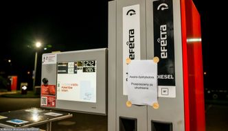 "Przyczyny mogą być różne". Orlen odpowiada w sprawie kartek na dystrybutorach