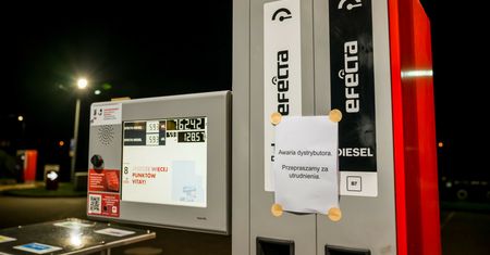 "Przyczyny mogą być różne". Orlen odpowiada w sprawie kartek na dystrybutorach