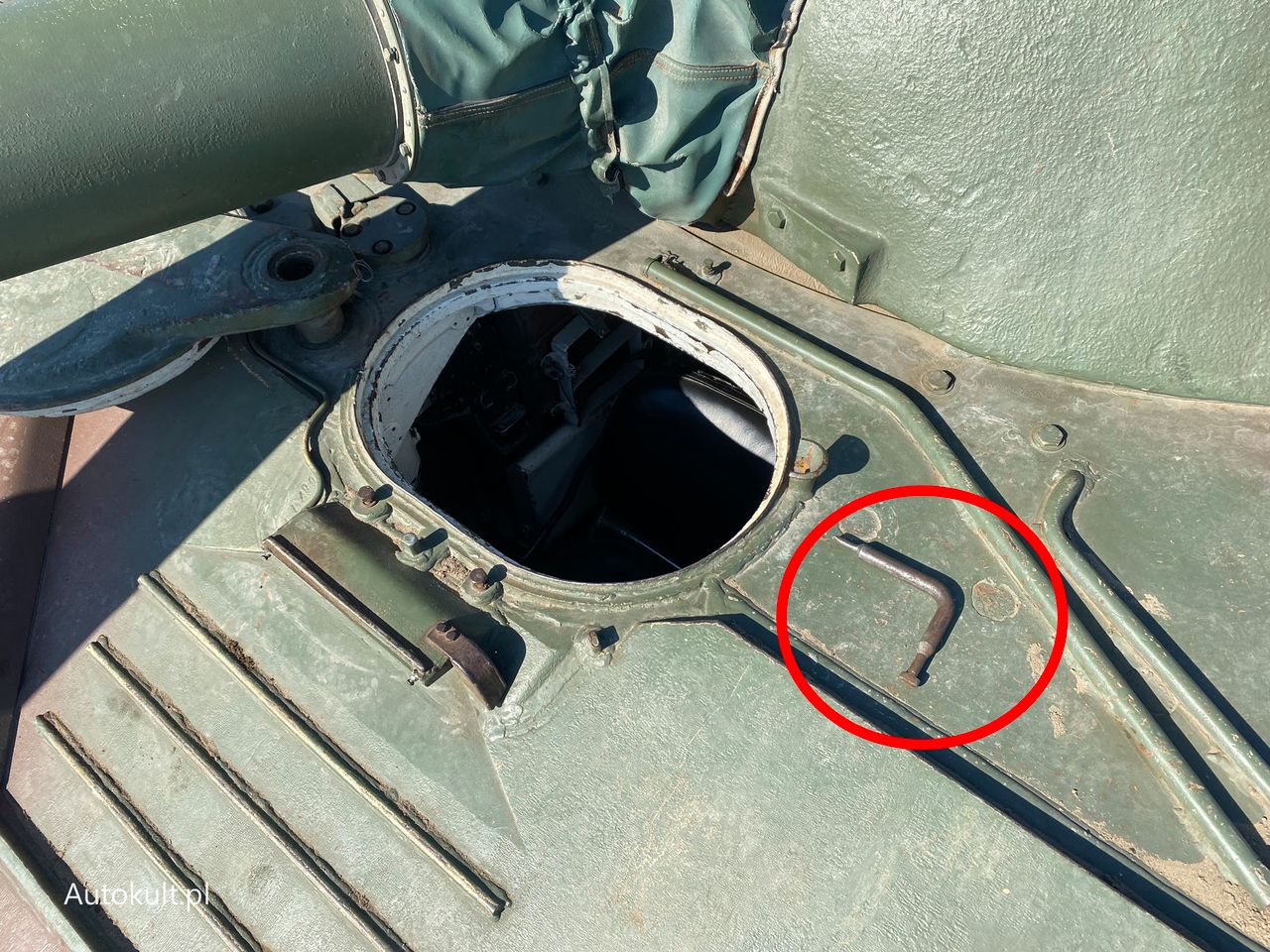 Do czołgu można się dostać tylko przez właz przedni. Jego otwarcie wymaga specjalnego narzędzia (zaznaczone), które zazwyczaj jest dobrze ukryte w czołgu i tylko załoga wie, gdzie się znajduje