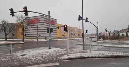 Koniec stania na światłach? Skrzyżowanie przy „pośredniaku” do przebudowy
