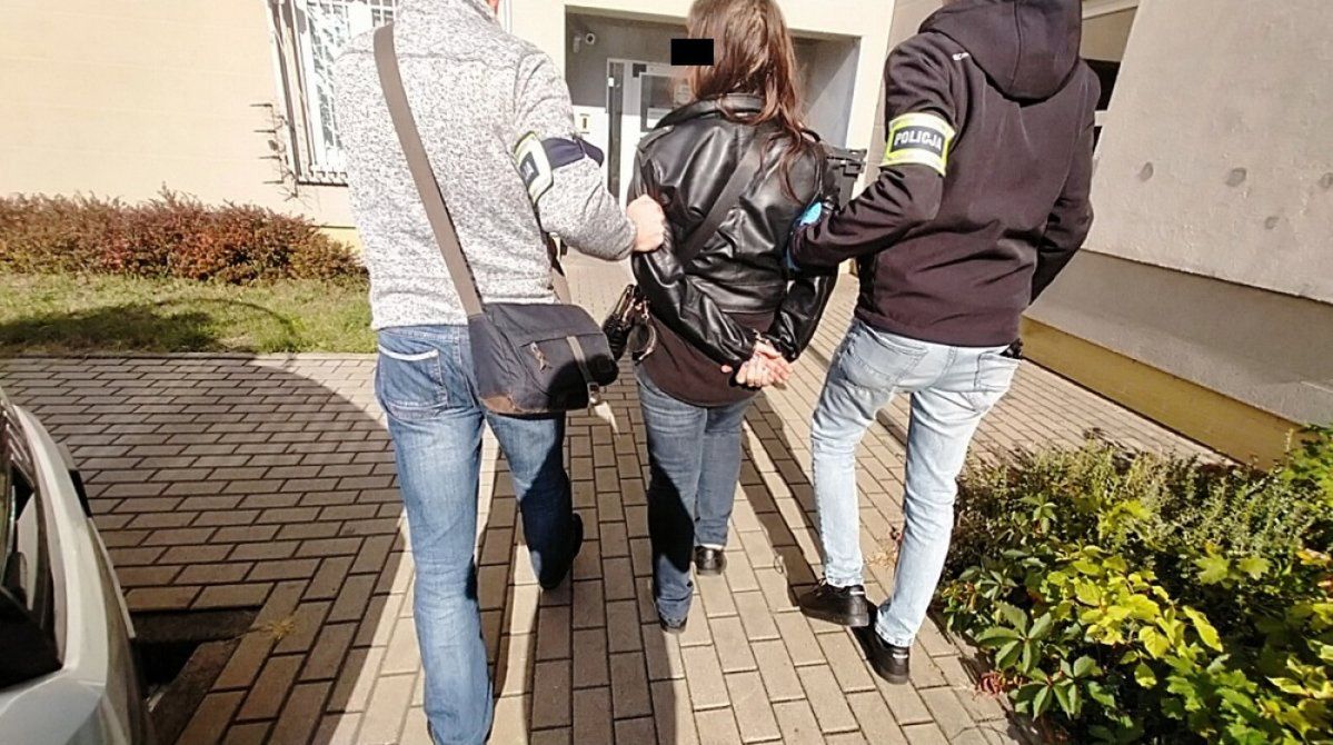 Warszawa: Nalot policji na dilerów narkotyków. Sześć osób zatrzymanych, zabezpieczona broń palna
