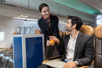 Stewardesa ostrzega. Tego napoju lepiej unikaj w samolocie