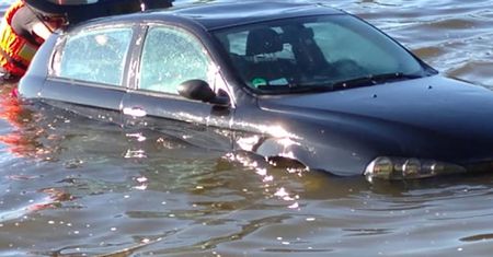 Zapomniała o hamulcu. Auto zjechało prosto do wody
