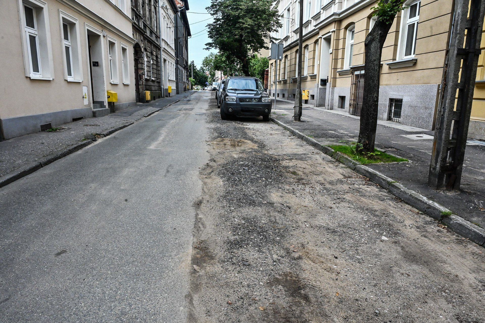Czytelnik alarmuje, że tak po pracach wygląda Łokietka. Drogowcy przekazują, że roboty nie są jeszcze skończone.