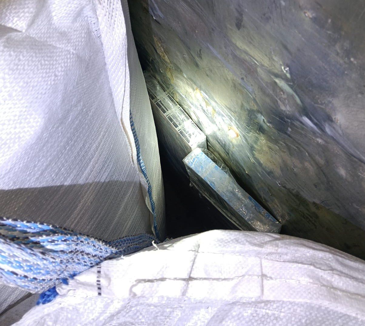 Tysiące paczek papierosów ukrytych między workami z pelletem. Przemyt udaremniony w Terespolu