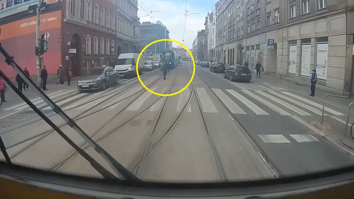 Nagranie z kabiny motorniczego wrocławskiego MPK, który okazał się "aniołem"