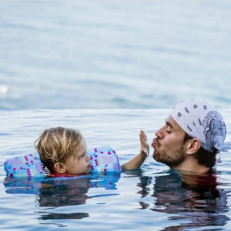 Anna Kournikova pochwaliła się rodzinnym zdjęciem z Enrique Iglesiasem i trójką pociech