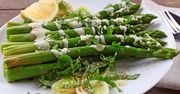 Rozpuszczam w garnuszku i polewam szparagi. Jeszcze lepszy niż holenderski