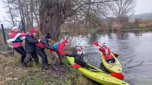 Piła: Kajakarze połączyli świąteczną zabawę ze spotkaniem z dziećmi
