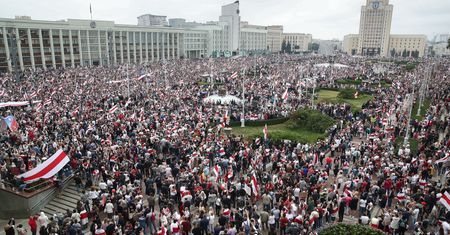 Białoruś. Kolejny dzień protestów. Dziesiątki tysięcy ludzi na ulicach Mińska