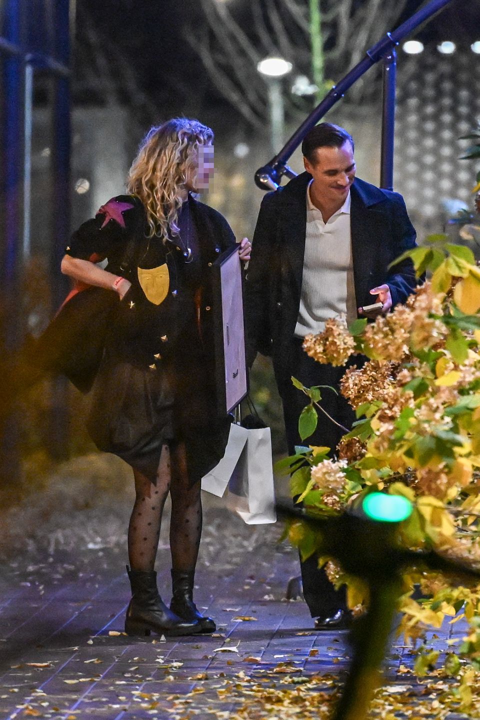 Maurycy Popiel całuje się z tajemniczą blondynką