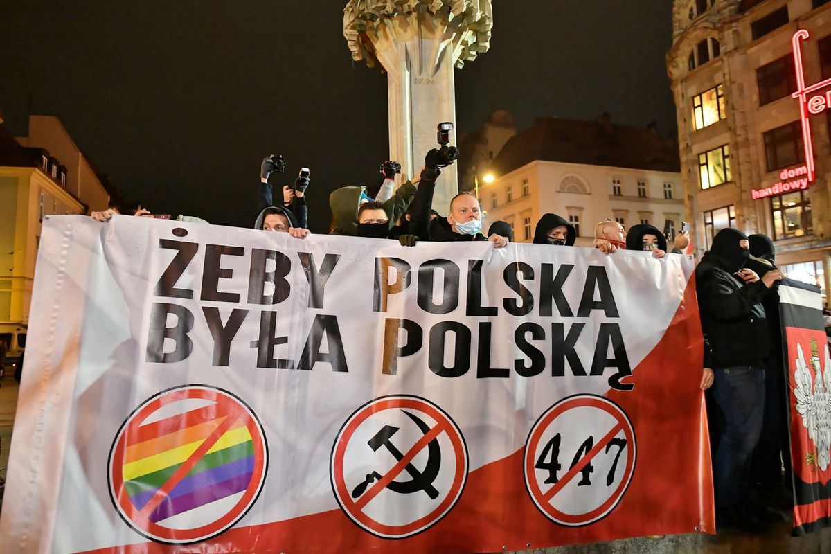 Wrocław, 11.11.2020. Marsz zorganizowany przez środowiska narodowe z okazji Narodowego Święta Niepodległości