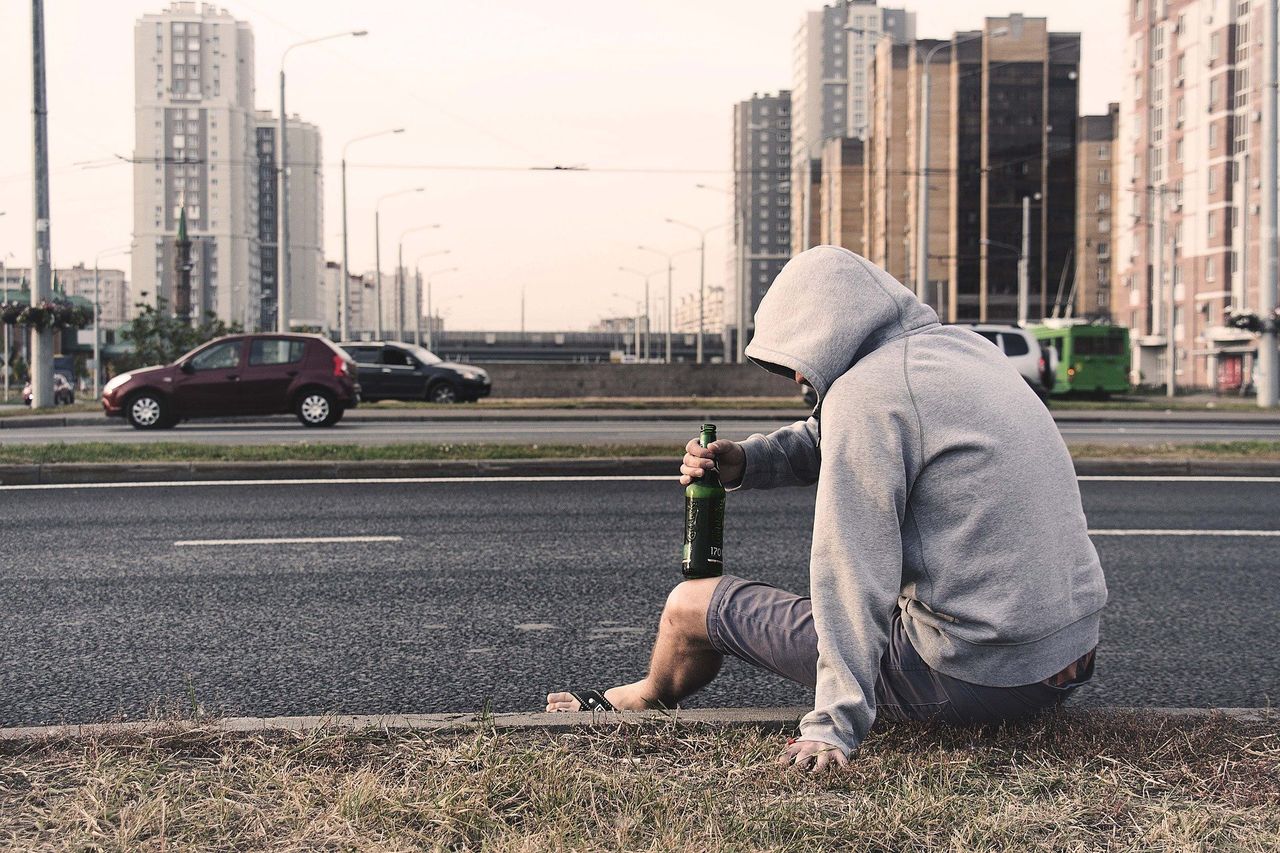 Śląsk. 19-latek w Tychach był tak pijany, że nie wiedział skąd ukradł… furtkę