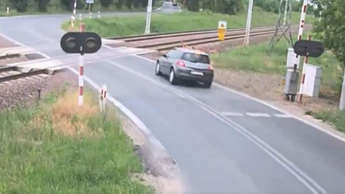 Pijany mężczyzna staranował semafor.