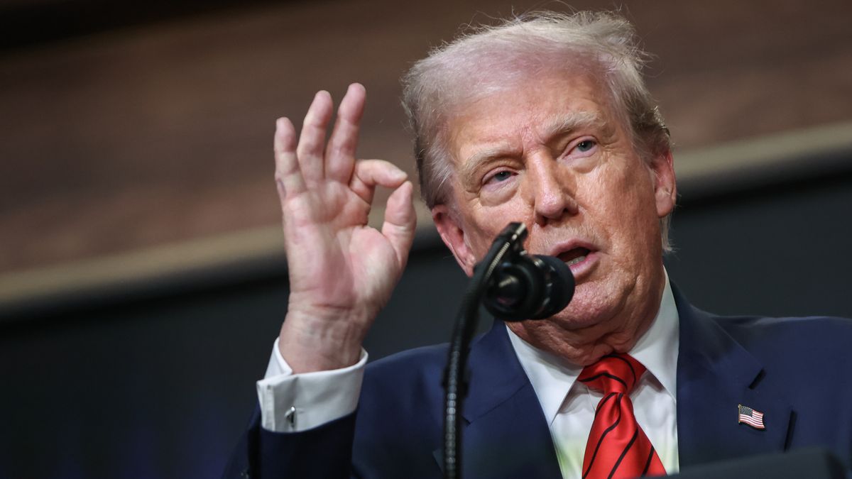 Trump establishes task force to prepare for 2028 Olympics in Los Angeles
epa12285202 U.S. President Donald Trump takes questions after signing an executive order establishing a task force to oversee the Los Angeles 2028 Olympic Games in the South Court Auditorium of the White House, in Washington, DC, USA, 05 August 2025. The task force will assist in coordination between officials with the city of Los Angeles, LA28, and the federal government as they prepare for the 2028 Olympic Games.  EPA/SAMUEL CORUM / POOL 
Dostawca: PAP/EPA.
SAMUEL CORUM / POOL
2028 Olympics, presser, trump