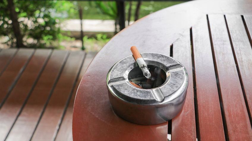 Dym papierosowy zanieczyszcza powietrze w domu