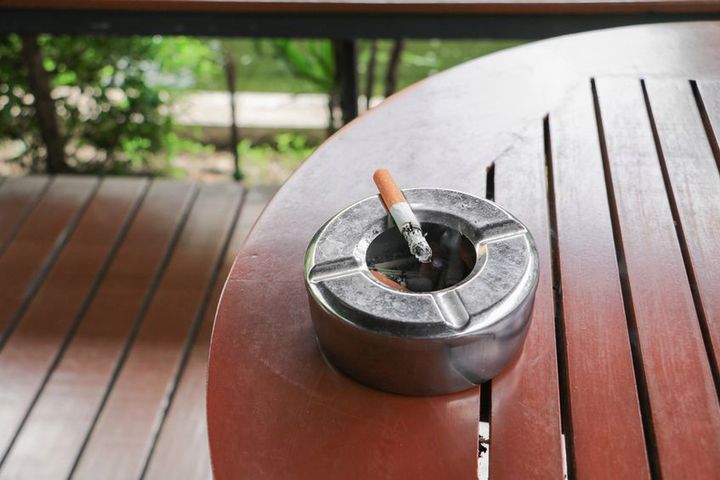 Dym papierosowy zanieczyszcza powietrze w domu