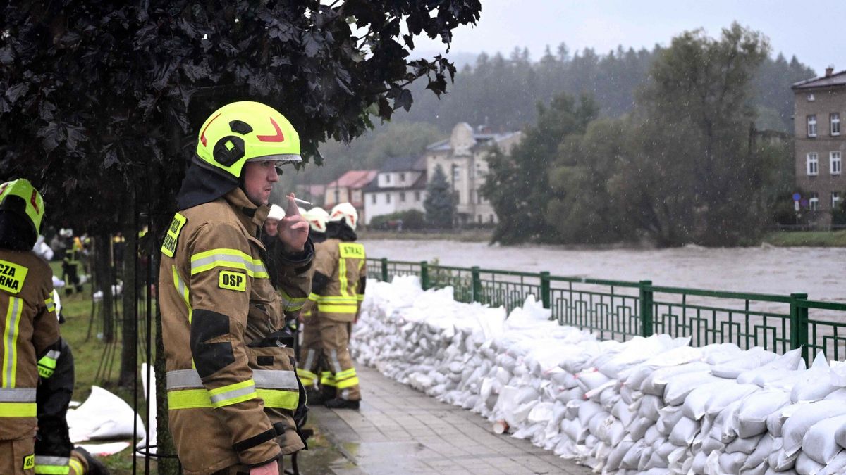 Biała Głuchołaska zalewa Głuchołazy. Trwa walka o most