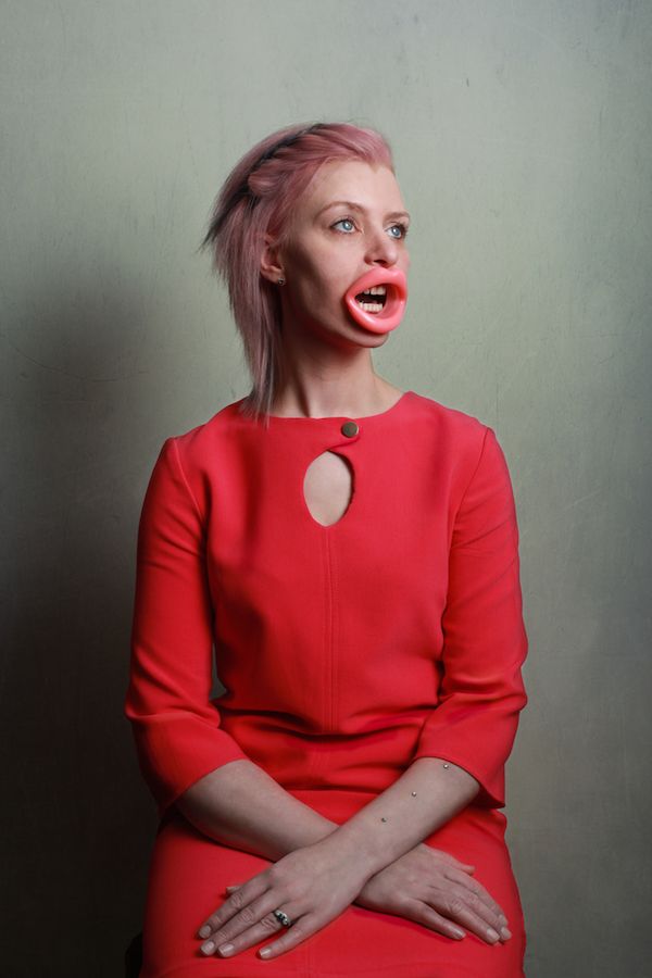 Evija Laivina fotografuje ludzi z dziwnymi ”gadżetami upiększającymi” z eBaya 5